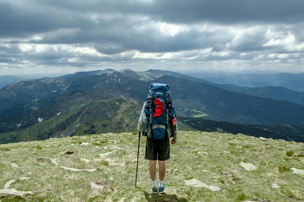 How can tourists find affordable accommodation near major attractions in London?