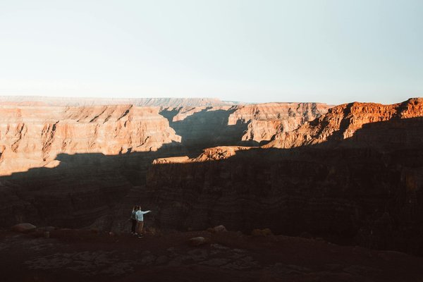 How can tourists find affordable guided tours of the historic sites in Edinburgh?